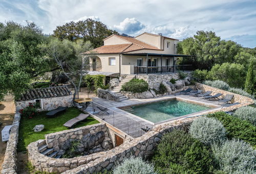 Piscine privée surplombant les montagnes et le golfe de Porto-Vecchio. 