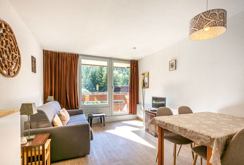 25m2 studio that can accommodate 3 people On level -1 of the residence...