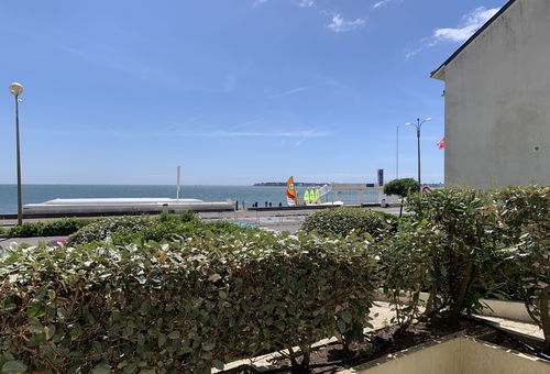 Sea facing apartment with terrace, In the immediate vicinity of the beach and...