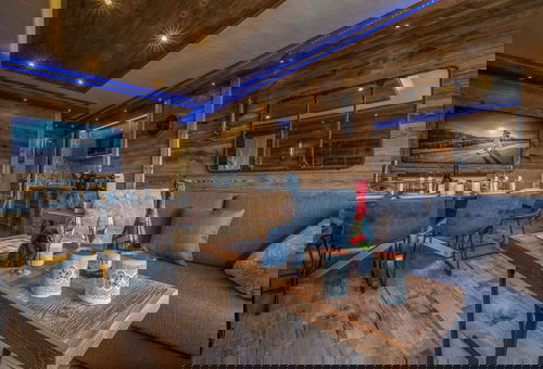 Appartement aux allures de chalet, très bien situé, offrant une vue...