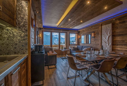 Appartement aux allures de chalet, très bien situé, offrant une vue...