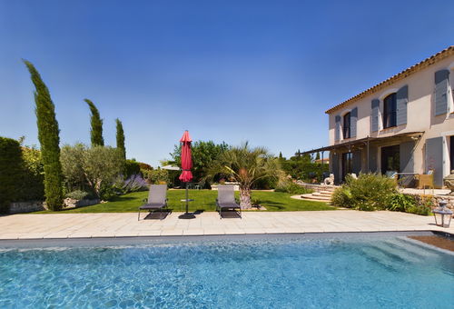 Charming house with pool and fenced garden near the village of Mouriès,