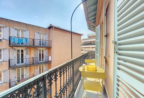 A charming, fully air-conditioned top-floor apartment