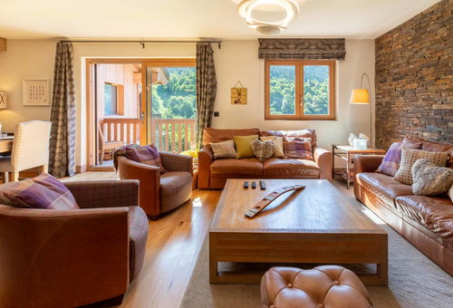 With outdoor jacuzzi and sauna