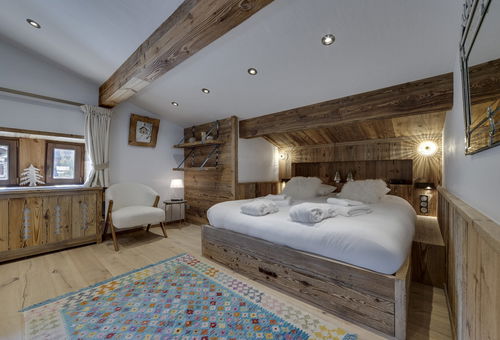 Hisorical ski in/ ski out chalet Ideally located at the foot of the famous...