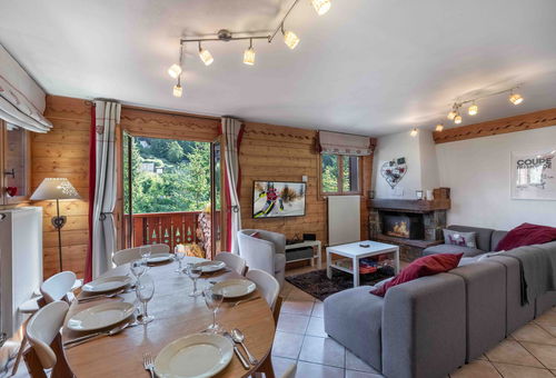 Charming triplex apartment in the pretty hamlet of Méribel Village, close to...