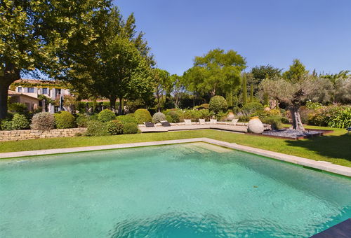 Magnificent Provencal farmahouse with pool n the heart of the village of...