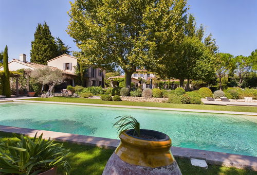Magnificent Provencal farmahouse with pool n the heart of the village of...