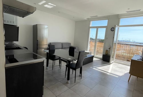 Charming 2 rooms flat with sea view