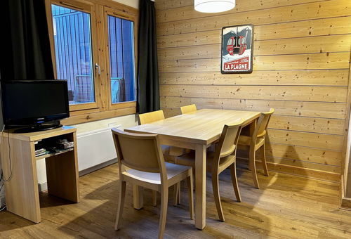 Plagne 1800, Residence Sainbois: close to shops and the shuttle stop, with...