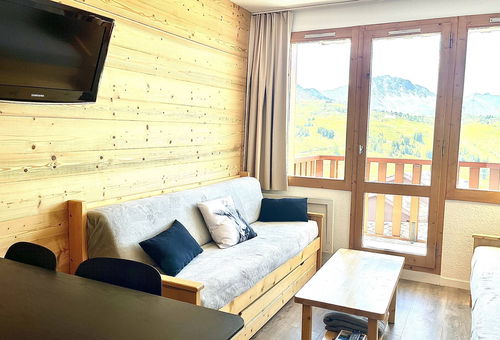 BELLE PLAGNE– RESIDENCE Andromède. Very nice apartment with balcony, facing...