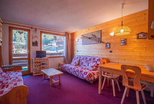 Situated in the area of "Crève-Coeur", building "LE CHEVAL BLANC", two steps...
