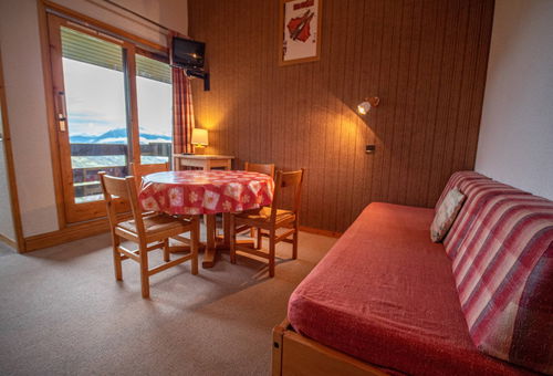 2 room apartment + mezzanine, bright. Balcony with pleasant view of the slopes.