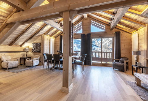 Residence-chalet with SWIMMING POOL and SPA! SKI IN SKI OUT! Spacious...