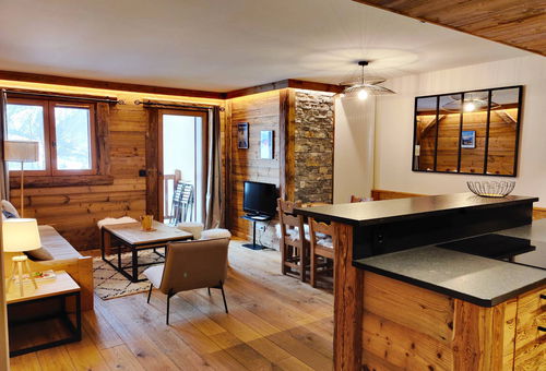 Residence-chalet with SWIMMING POOL and SPA! SKI IN SKI OUT! In a privileged...
