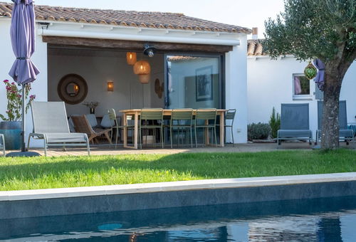 Tucked away in a quiet cul-de-sac, just a 5-minute walk from the heart of Le...