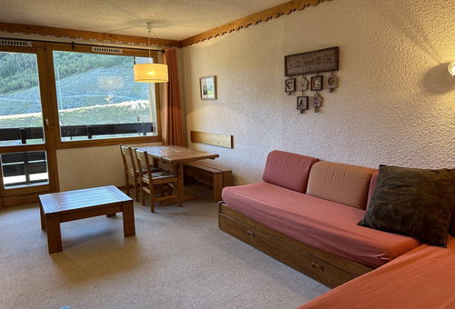 Convivial apartment of 42 sqm bright and well decorated. South facing balcony...
