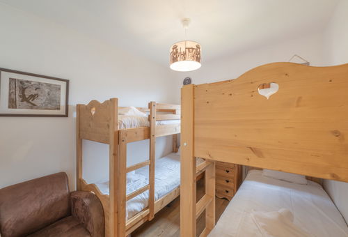 Apartment with south facing balcony nestled at the entrance to the Alpe d'Huez 