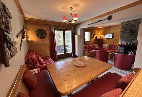 Middle District - ERINES Residence, this 45m² apartment benefits from a...