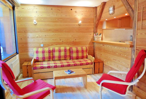 Friendly duplex with warm appearance and wooden atmosphere. Ideally placed....