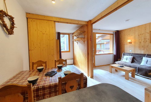 Very nice flat, entirely renovated with a living room divisible by movable...