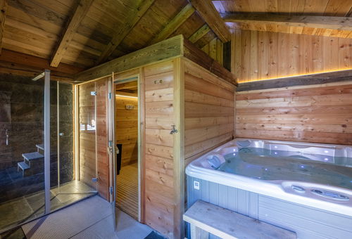 Charming chalet with sauna and jacuzzi, all with a breathtaking view of Mont...