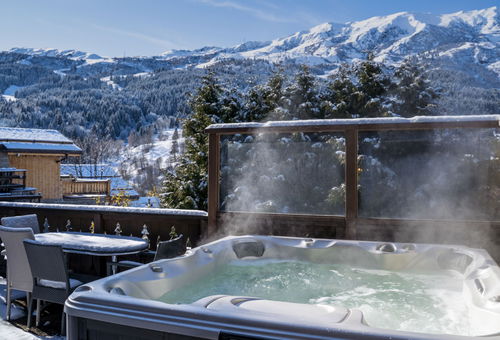 Spacious chalet ideal for a group or family holiday with 8 en-suite bedrooms,...