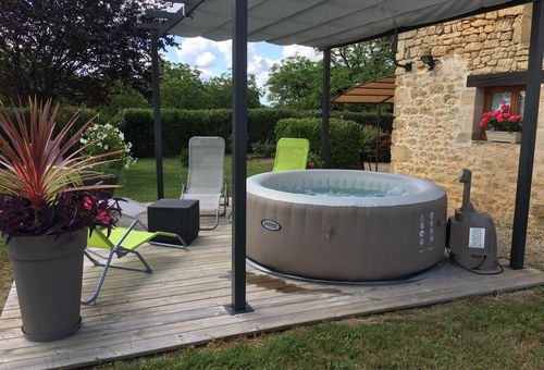 Nice house with a large garden. Little extra...the very pleasant jacuzzi...