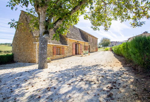 In the heart of the Périgord Noir, between Sarlat and Montignac. -...