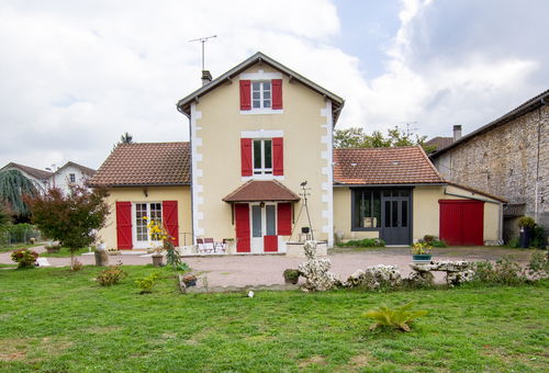 A family home that will seduce you with its authenticity. - SAINT FRONT LA...