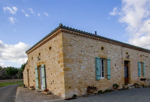 Very well located cottage, quiet, in the middle of the fields but close to a...