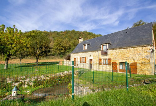 Magnificent setting for this spacious and completely peaceful gîte in the...