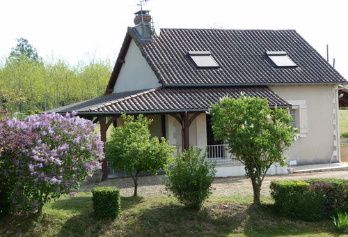 Very pleasant cottage with its covered terrace and large grounds. Close to...