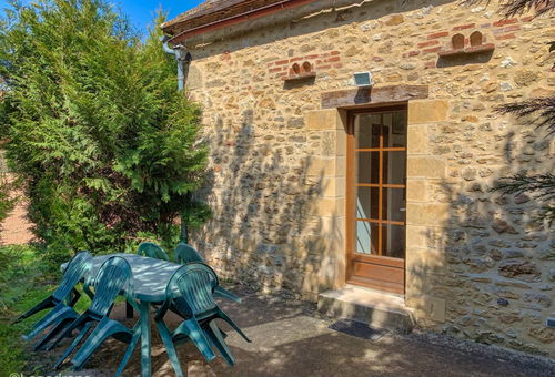 Very well located cottage, near the confluence of the Vézère and the...