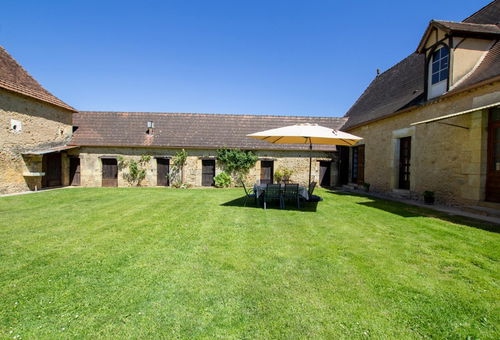 Stone farmhouse with its large central courtyard - SAINT CHAMASSY