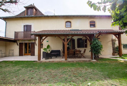You will love the garden with its beautiful terrace, deckchairs and barbecue,...