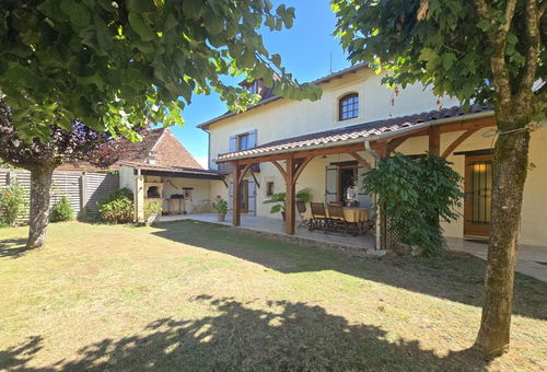 You will love the garden with its beautiful terrace, deckchairs and barbecue,...