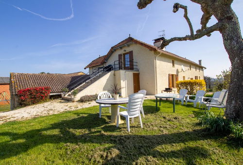 Ideal for a holiday in the countryside close to the sites...
