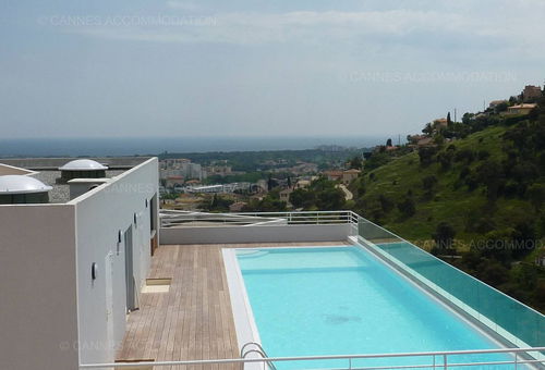 A 6 km de Cannes, luxueux domaine sur les hauteurs de Mandelieu. En commun...