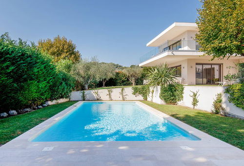 A 7km de Cannes et de ses plages, dans un quartier résidentiel calme, villa...