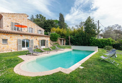 Vous êtes à Mougins, non loin du village, dans un ravissant mas provençal en...
