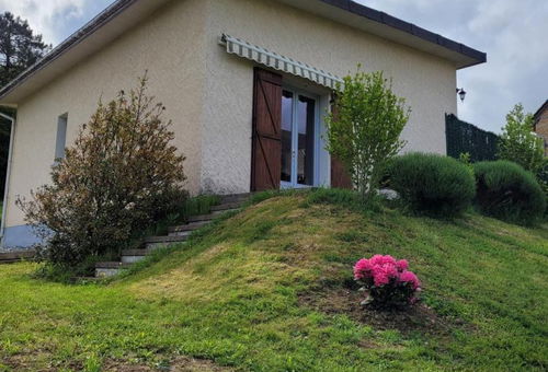 Halfway between Tulle and Sainte Fortunade, in the countryside, this pretty...