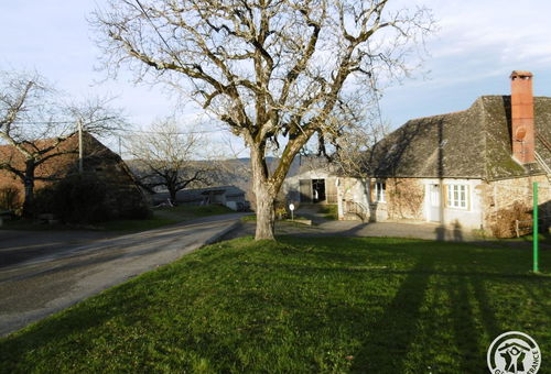Ancienne maison joliment restaurée en bout d'impasse à côté de l'exploitation...