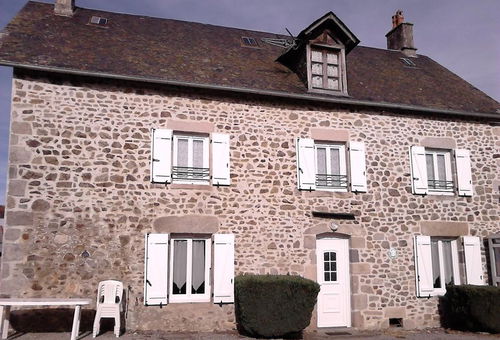 Independent gîte, located at an altitude of 750m, 13 km from Eygurande...