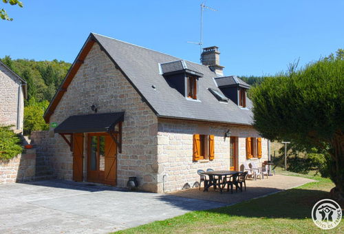 Cette maison indépendante est située sur un grand terrain de 6000 m2 ""