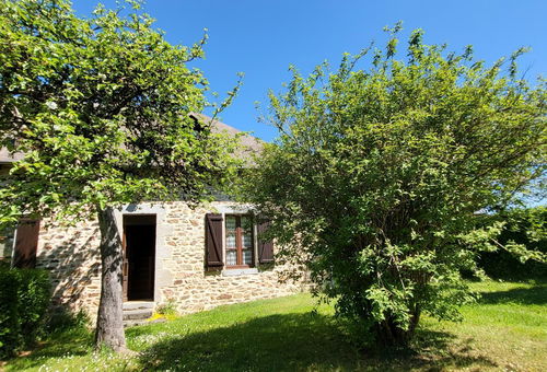 You will appreciate its comfort and its calm surrounded by a shaded lawn...