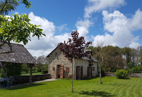  On a flat and fully enclosed plot of 800 m2, pretty independent house...