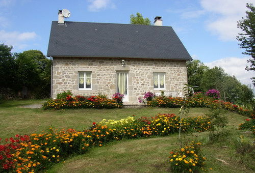 The cottage is composed of: On the same level: A living room with kitchen...
