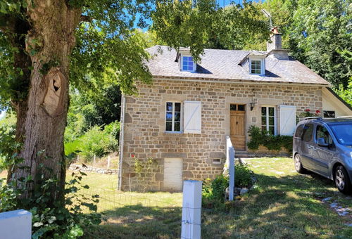 The house is composed of: Access 2 steps to the entrance of the gîte...