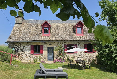 Ground floor: fitted kitchen (hob, oven, microwave, etc.)